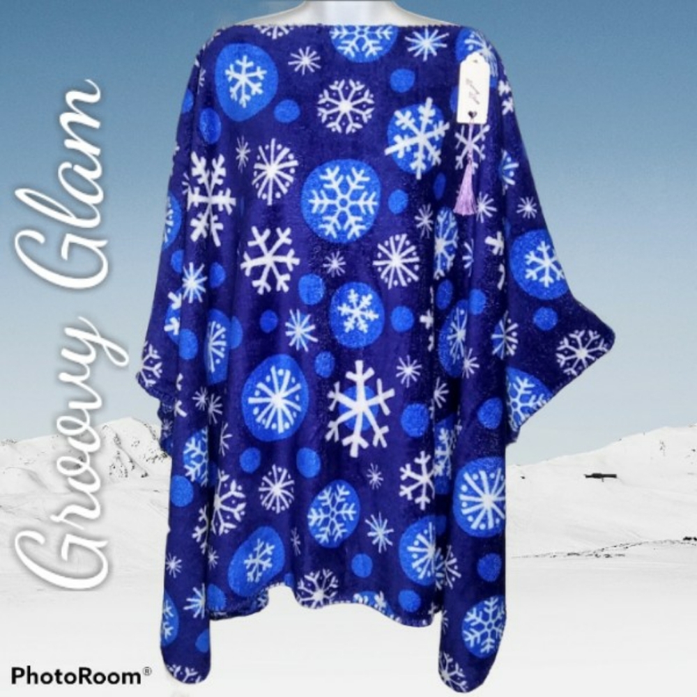 GROOVY GLAM Handmade Blue Winter Snowflakes Plush Poncho